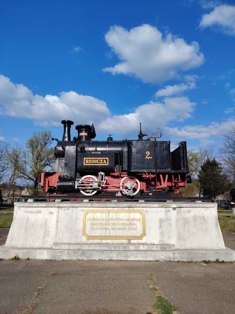 Locomotivă cu abur istorică expusă în aer liber la Muzeul Locomotivelor din Reșița