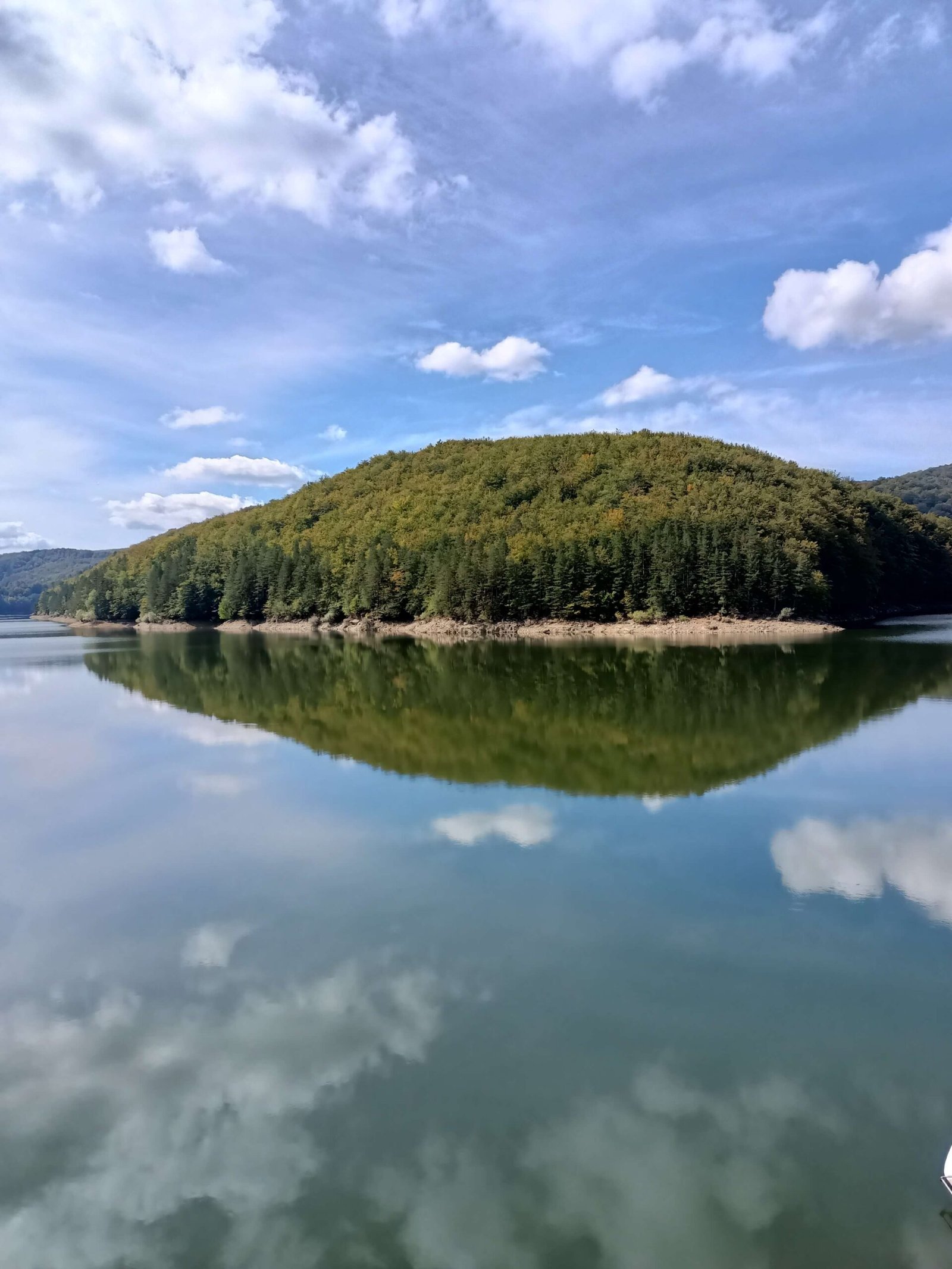 Peisaj cu lacul Văliug oglindit în apropiere de Reșița.